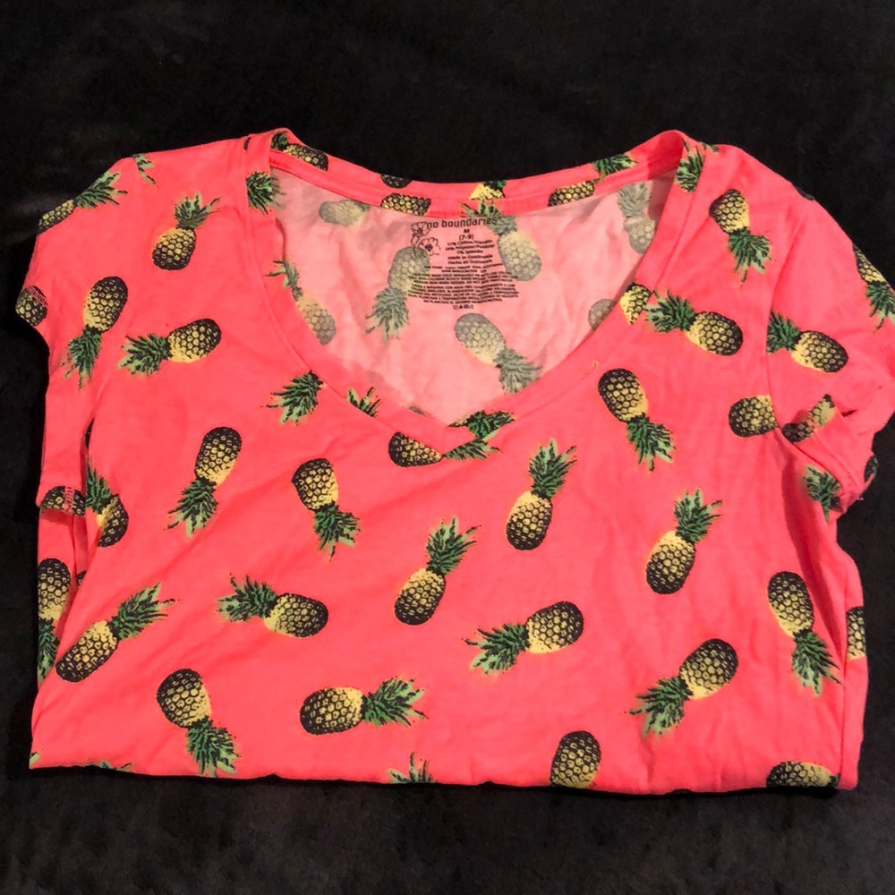Short sleeved v-neck pink graphic t-shirt
